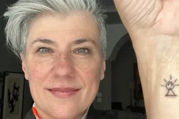 La embajadora canadiense se hizo un tatuaje a favor de Ucrania. Esto es lo que significa