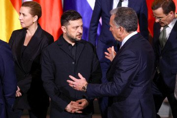 US Envoys Steve Witkoff and Jared Kushner Prepare for Historic Kyiv Visit, Zelenskyy Says Ukrainian President Volodymyr Zelenskyy and US special envoy Steve Witkoff. (Source: Getty Images)