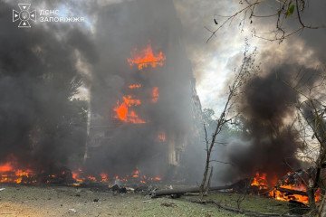 Flames engulf multiple floors of a multi-story residential building in Zaporizhzhia after being struck by a Russian guided aerial bomb. (Source: State Emergency Service of Zaporizhzhia)