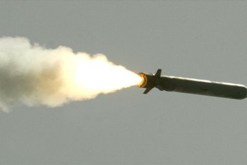 A Tomahawk cruise missile flies toward Iraq after being launched from the AEGIS guided missile cruiser USS San Jacinto March 25, 2003 in the Red Sea. Illustrative photo. (Source: Getty Images)