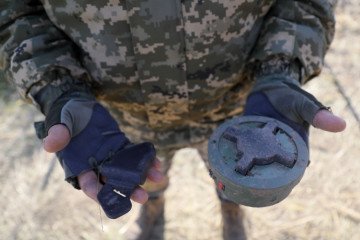 Russian Forces Use Drones to Plant Explosives on Roads in Ukraine’s Sumy Region A participant shows mines during humanitarian demining training for war veterans in Kyiv, Ukraine, on October 30, 2025. Illustrative image. (Photo: Getty Images)