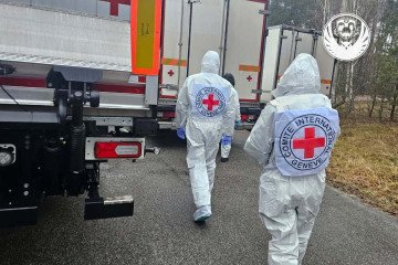Ukraine Repatriates 1,003 Fallen Soldiers' Bodies for Forensic Analysis and Identification International Red Cross workers prepare for a repatriation operation on December 19, 2025. (Source: Coordination Headquarters for the Treatment of Prisoners of War)