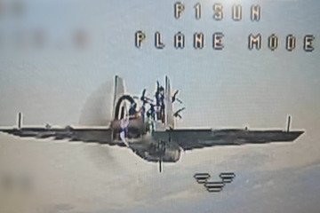 Fotograma de un video táctico publicado por SkyFall que muestra a un dron ruso tipo Gerbera en pleno vuelo, operando como aeronave portadora, con un letal dron FPV de hélices y marco en forma de X acoplado a su estructura superior.