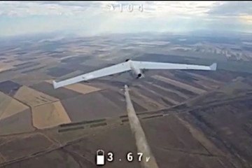 Ukrainian FPV Drone Takes on Russian Recon Drone with AI Evasion Tactics, Video