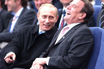Vladímir Putin conversa con Gerhard Schröder durante un festival en San Petersburgo