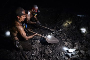 A miner works at the Kalinovskaya-Vostochnaya coal mine in the eastern Ukrainian city of Makeevka near Donetsk on December 23, 2014. Illustrative photo. (Source: Getty Images)