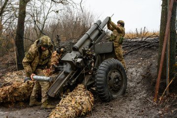 Ukrainian Army soldiers use a 105mm American M101 Howitzer artillery piece on Ukraines northeastern frontline with Russia, on January 18, 2025 north of Kharkiv, Ukraine. (Source: Getty Images) Ukrainian Army soldiers use a 105mm American M101 Howitzer artillery piece on Ukraines northeastern frontline with Russia, on January 18, 2025 north of Kharkiv, Ukraine. (Source: Getty Images)