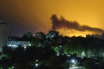 Columnas de humo negro elevándose sobre la refinería Slavneft-YANOS en Yaroslavl tras un ataque con drones de largo alcance ucranianos.