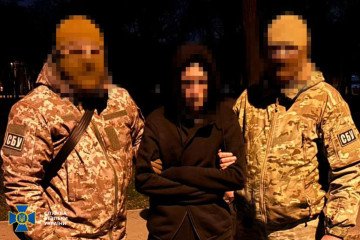 SBU Arrests Russian Spy Linked to Assassination Plot at Ukrainian Defense Plant in Zaporizhzhia Ukraine’s Security Service officers detain a suspect accused of collaborating with Russian intelligence. (Source: SBU)
