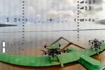 Ukrainian FP 1/2 drone carrying two FPV drones, one appearing to be equipped with a Starlink antenna. (Photo: Open source)