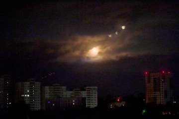 Tras cuatro días de incesantes bombardeos, Rusia promete más ataques y culpa a Ucrania de la «escalada»