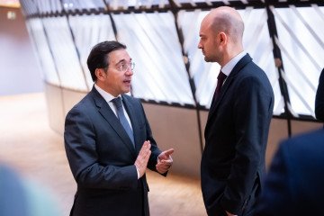 El ministro español de Exteriores, José Manuel Albares, conversa con su homólogo francés, Jean-Noël Barrot, durante una reunión en Bruselas. Photo: @jmalbares/X