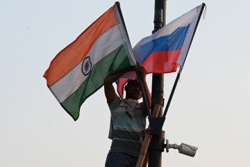 Banderas de India y Rusia a lo largo de postes de luz para la visita del líder ruso Vladimir Putin para la 23.ª Cumbre Anual India-Rusia en Kartavya Path el 3 de diciembre de 2025, en Nueva Delhi, India. (Fuente: Getty Images) putin india presidentes de china desde rusia con amor