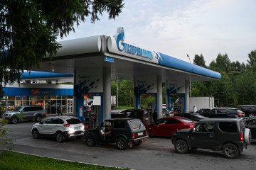 People queue to refuel their cars at a Gazpromneft petrol station on the outskirts of Pereslavl-Zalesskiy on August 6, 2026. (Source: Getty Images)