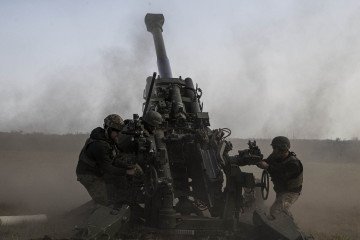 A howitzer, belonging to a Ukrainian artillery battery attached to the 59th Mechanized Brigade, shoots off to target the points controlled by Russian troops on November 05, 2022. Illustrative photo.