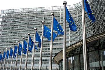 Banderas de la Unión Europea frente a la sede del Consejo de la UE en Bruselas. (Fuente: Getty Images)