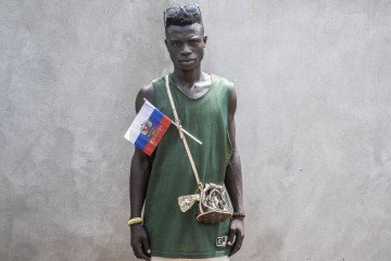 A demonstrator with a Russian flag poses with the emblem of Russia inserted into the shoulder strap of his bag, on March 22, 2023. Illustrative photo. (Source: Getty Images) A demonstrator with a Russian flag poses with the emblem of Russia inserted into the shoulder strap of his bag, on March 22, 2023. Illustrative photo. (Source: Getty Images)