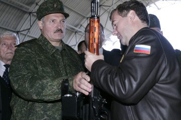 Russian leader Dmitry Medvedev (R) and Belarusian President Alexander Lukashenko (L) examine a sniper rifle while visiting a military base during combined military exercises on September 29, 2009, near Baranovichi, Belarus. (Source: Getty Images)