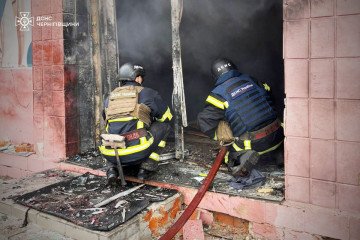 Un dron ruso destruye una tienda en la región de Chernihiv, causando la muerte a una persona y heridas a otra. ucrania últimas noticias