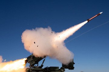 misil Patriot PAC-2 interceptor lanzamiento defensa aérea Ucrania sistema antimisiles interceptando misil balístico Rusia ataque aéreo guerra Ucrania defensa antiaérea moderna Raytheon sistema Patriot misil en vuelo explosión lanzamiento militar