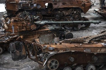 Vehículos blindados y tanques destruidos pertenecientes a las fuerzas armadas rusas tras su retirada de la ciudad de Lyman, en la región de Donetsk, el 5 de octubre de 2022.