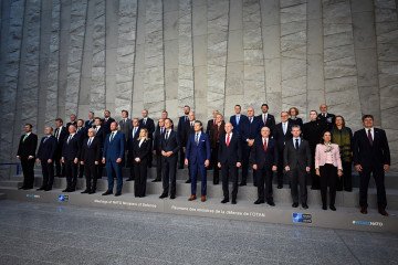 El secretario general de la OTAN, el secretario de Defensa del Reino Unido, John Healey, el secretario de Defensa de los EE. UU., Pete Hegseth, y el ministro de Defensa de Turquía, Yaşar Güler, con otros delegados en la sede de la OTAN (Fuente: Getty)