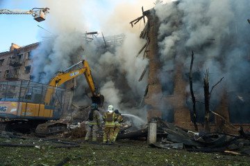Emergency crews work at the site of a damaged residential building in Kyiv following Russia’s mass overnight attack on May 24. (Photo: UNITED24 Media/Mykyta Shandyba)