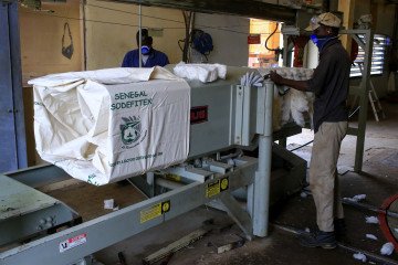 Russia Imports Workers From Senegal to Fill Jobs Locals Won’t Take A Sodefitex worker compacts cotton through a tramper machine and into sacks at distribution warehouses in Velingara, Senegal, on Friday, Jan. 16, 2015. Illustrative photo. (Source: Getty Images)