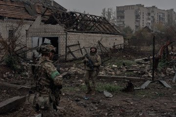Ukrainian soldiers walk past destroyed vehicles in the frontline city of Kostiantynivka, Donetsk region, on October 16, 2025. (Source: Getty Images) Ukrainian soldiers walk past destroyed vehicles in the frontline city of Kostiantynivka, Donetsk region, on October 16, 2025. (Source: Getty Images)