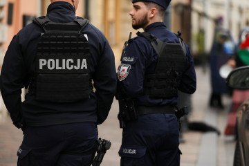 Police officers stand guard as protesters bang pots and use loudspeakers outside the US Consulate in Krakow, Poland, on October 16, 2025. Illustrative photo. (Source: Getty Images) Police officers stand guard as protesters bang pots and use loudspeakers outside the US Consulate in Krakow, Poland, on October 16, 2025. Illustrative photo. (Source: Getty Images)