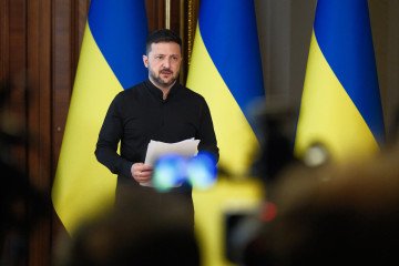 Las fuerzas rusas lanzan y continúan sus operaciones del ataque en todos los frentes, dice Zelenskyy