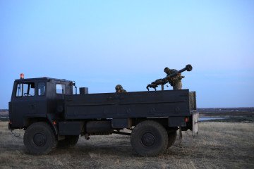 Illustrative image. Soldiers of the 39th Separate Coastal Defense Brigade prepare the French short-range ''Mistral'' air defense system for operation in the Kherson region, Ukraine, on August 26, 2025. (Source: Getty Images)