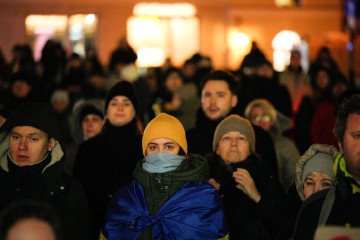 Hundreds of people gathered at the Royal Castle Square in Warsaw, Poland, on 24 February 2026 to mark the 4th anniversary of the Russian invasion of Ukraine. (Source: Getty Images)