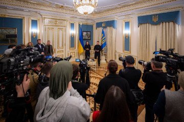 Zelenskyy anuncia las primeras conversaciones sobre una posible misión de mantenimiento de la paz en Ucrania