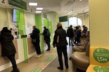 Russians queue outside a bank in Moscow to withdraw cash. (Source: Getty Images)