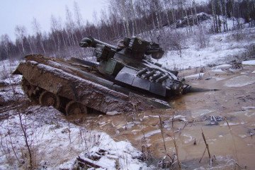 A Russian T-80 tank stuck in mud and ice during winter conditions. Illustrative photo. (Source: T90AK / X)