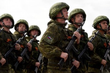 Russian soldiers march during a rehearsal of the Victory Day Parade at the Russian Hmeimim military base in Latakia province, in the northwest of Syria on May 4, 2016. Illustrative photo. (Source: Getty Images)
