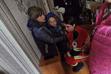 Una mujer embarazada y su hijo quedan atrapados bajo los escombros tras el bombardeo ruso de Kherson