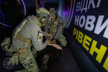 Ukrainian Security Service officers detain a suspected Russian agent during a security operation in Ukraine. Illustrative photo. (Source: SBU)