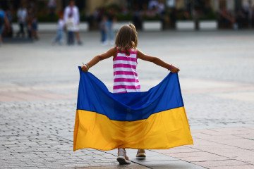 A girl with a Ukrainian flag. Illustrative image. (Source: Getty Images)