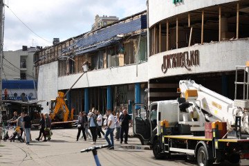 French Minister for Europe and Foreign Affairs visits Kyiv. His First Stop—Bombed Civilian Site
