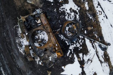 Tanque ruso destruido en Sumy durante combates de la guerra Rusia-Ucrania
