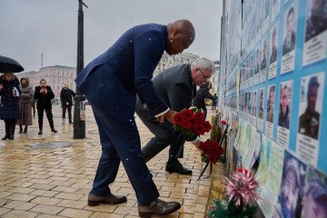 Ghana’s FM Samuel Okudzeto Ablakwa and Ukraine’s FM Andriy Sybiha lay flowers at Kyiv’s Wall of Remembrance on February 25 in Kyiv, Ukraine. (Source: Getty Images)