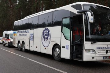 A bus from Ukraine’s Coordination Headquarters stands ready during the repatriation of 31 Ukrainian citizens from Belarusian prisons, November 22, 2025. (Source: Coordination Headquarters for the Treatment of Prisoners of War)