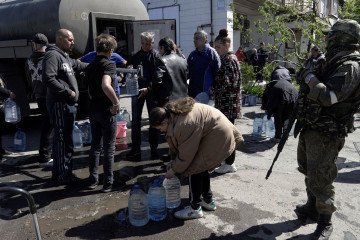 Residents queue to get water in the city of Mariupol on May 10, 2022, amid the ongoing Russian military action in Ukraine. (Source: Getty Images) Residents queue to get water in the city of Mariupol on May 10, 2022, amid the ongoing Russian military action in Ukraine. (Source: Getty Images)