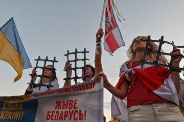 Belarusian activists hold Ukrainian and Belarusian opposition flags during a solidarity march in Krakow, Poland. (Source: Atlantic Council) Belarusian activists hold Ukrainian and Belarusian opposition flags during a solidarity march in Krakow, Poland. (Source: Atlantic Council)
