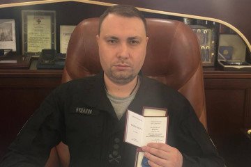 Kyrylo Budanov holds the Gold Officer’s Cross of the Order of Merit of the Republic of Poland after announcing he would return the award. (Source: Budanov/Telegram) Kyrylo Budanov holds the Gold Officer’s Cross of the Order of Merit of the Republic of Poland after announcing he would return the award. (Source: Budanov/Telegram)