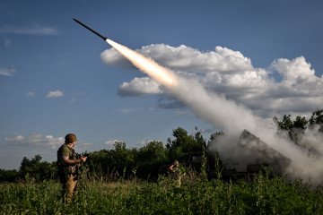 Soldiers from the 148th Separate Artillery Zhytomyr Brigade of the Ukrainian Airborne Forces fire missiles from a BM-21 Grad MLR in the Oleksandrivka sector, Dnipropetrovsk region, Ukraine, on June 22, 2026. Illustrative photo. (Source: Getty Images)