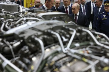 Russian leader Vladimir Putin looks at an aircraft engine while visiting the ODK -Kuznetsov, a military industry company, on September 5 2025, in Samara, Russia. Illustrative photo. (Source: Getty Images)