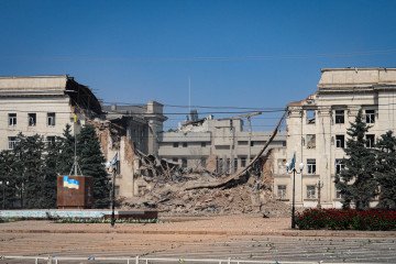 Bombardeos y drones rusos en Kherson: un civil muerto y 12 heridos